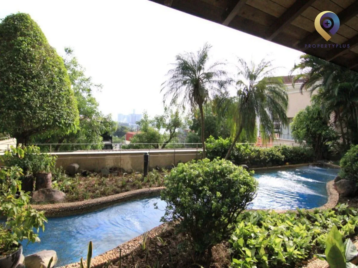 Khuôn viên cây xanh và hồ nước quanh tòa Pan Pacific Hanoi.